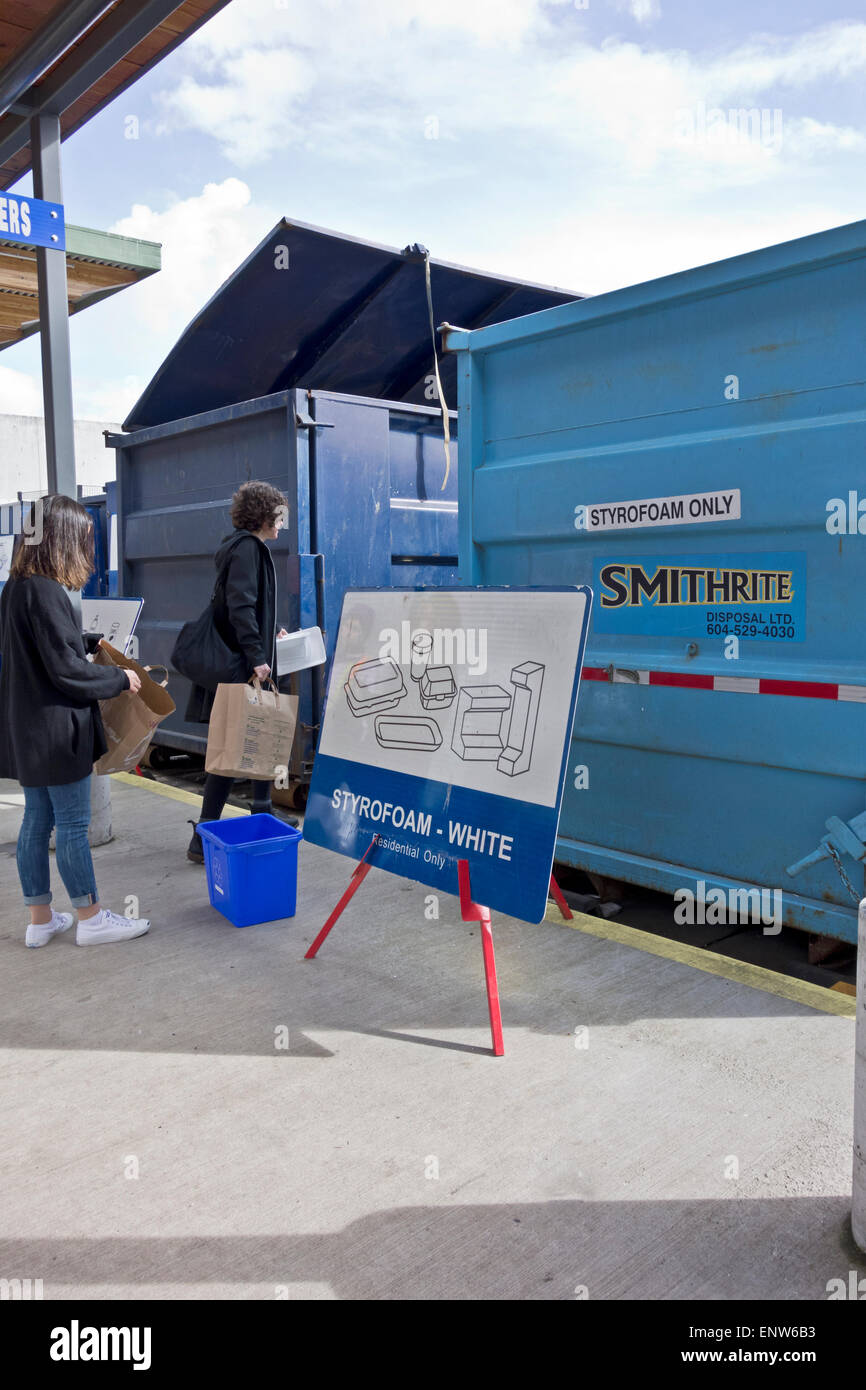 Styrofoam segno di riciclaggio e bin in Burnaby deposito di riciclaggio. Persone portando materiale da riciclare. Foto Stock