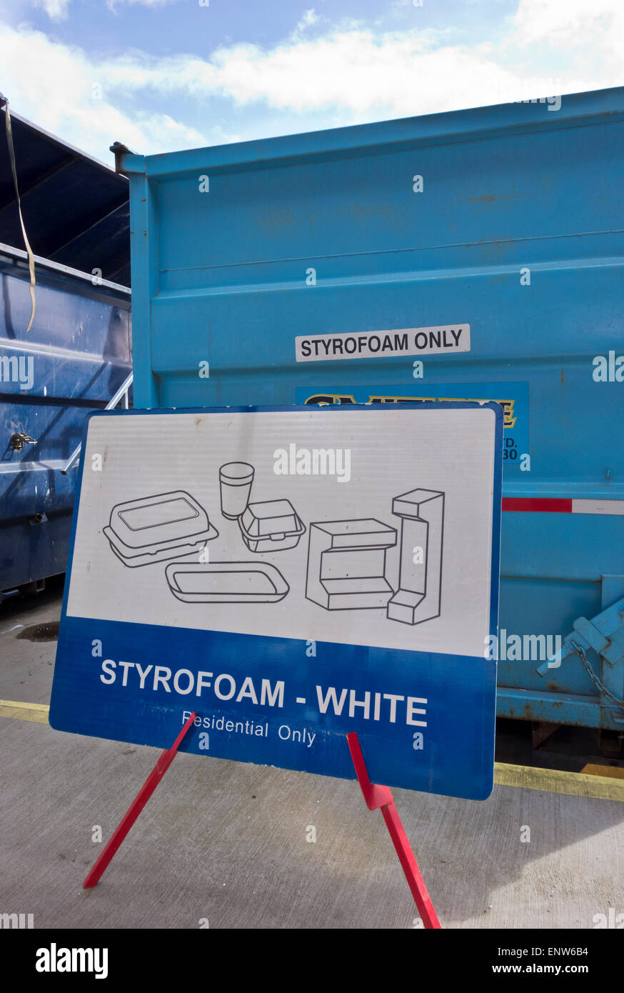 Styrofoam segno di riciclaggio e bin in Burnaby deposito di riciclaggio. Maggiore Vancouver, British Columbia, Canada Foto Stock