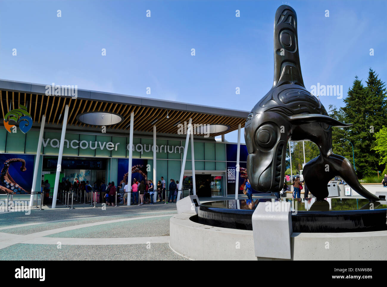 Nel cortile esterno del Vancouver Aquarium con la scultura di balena killer (Orca) mediante delle prime nazioni (Haida) artista Bill Reid. Foto Stock