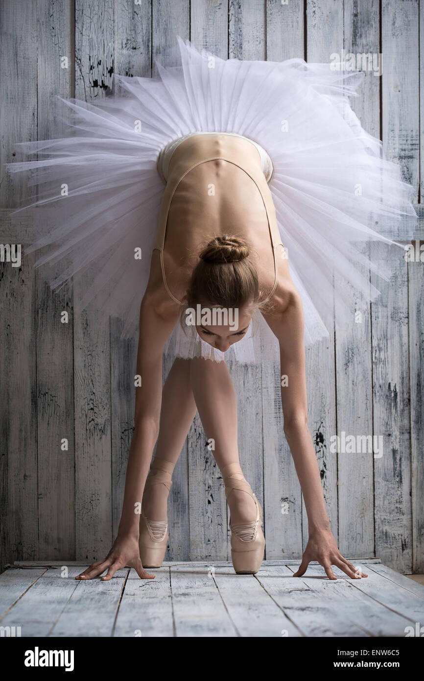 Ballerina vestita di bianco tutu rende sporgersi in avanti Foto Stock
