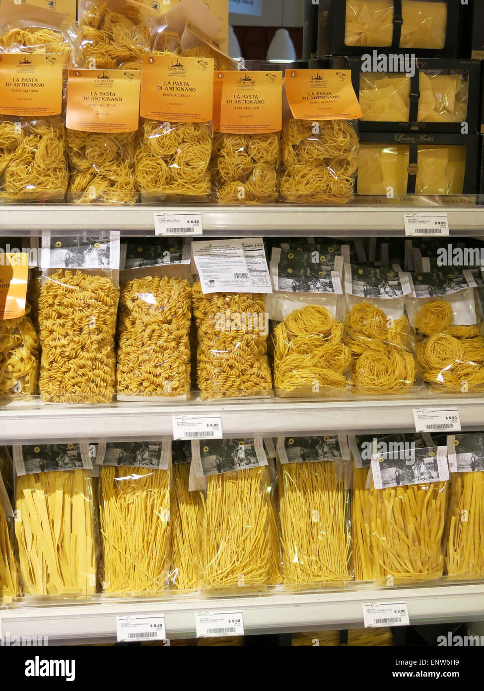 Importate la pasta secca pacchetti, Eataly Marketplace italiani, NYC Foto Stock