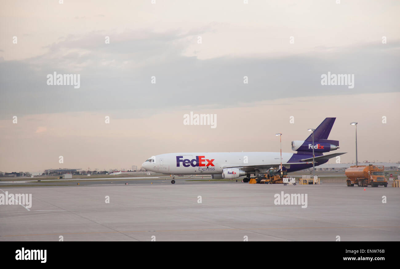 TORONTO - Aprile 30, 2015: FedEx Express è una consociata di FedEx Corporation, la consegna di pacchi e merci a più di 375 d Foto Stock