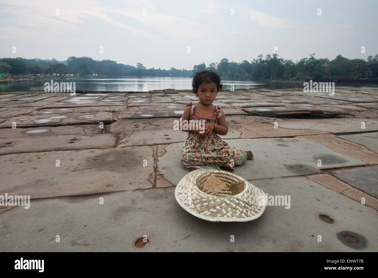 Bambina di accattonaggio a Angkor Wat in Siem Reap, Cambogia Foto Stock