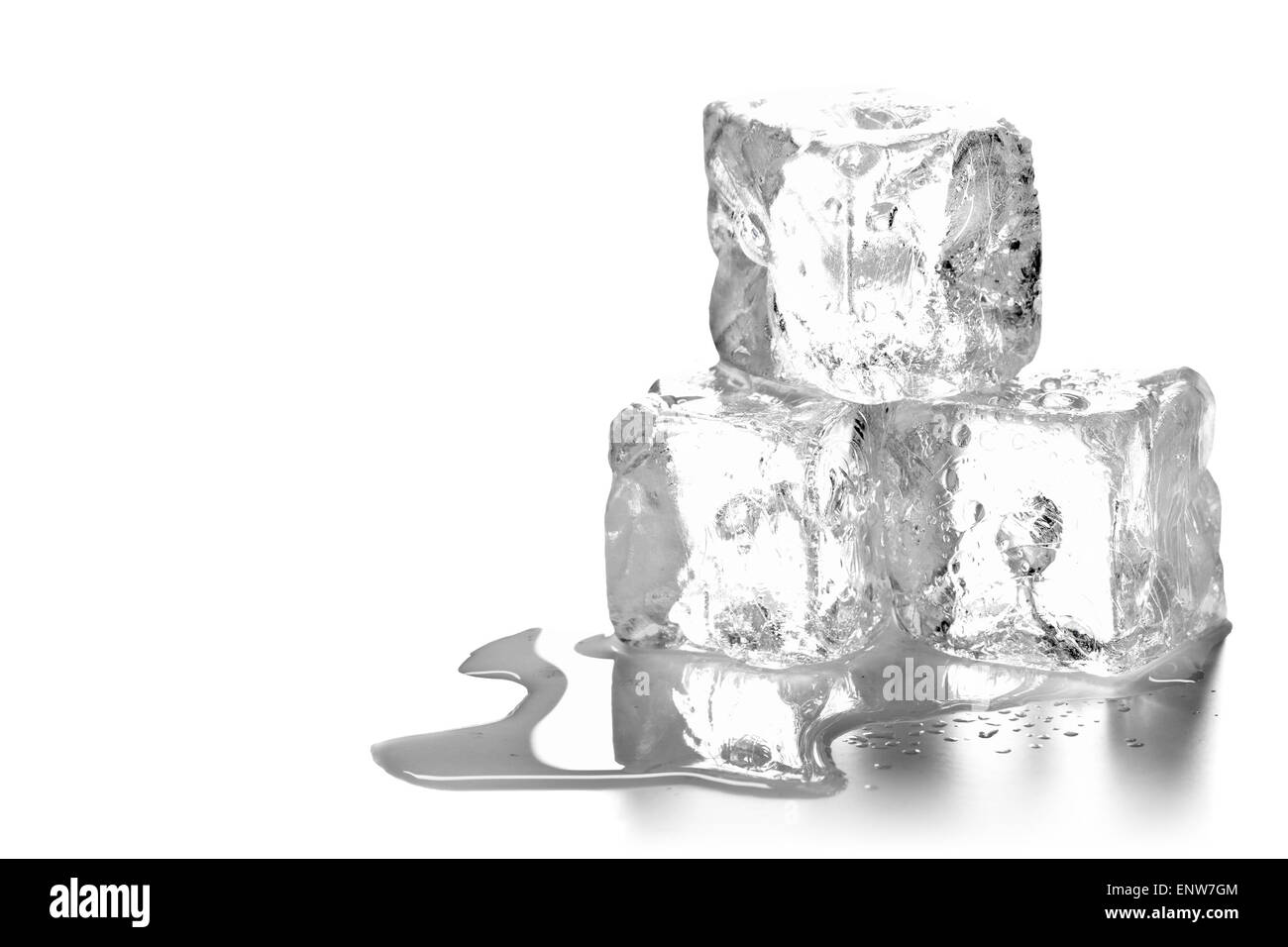 Cumulo di tre cubetti di ghiaccio fusione con acqua su sfondo bianco Foto Stock