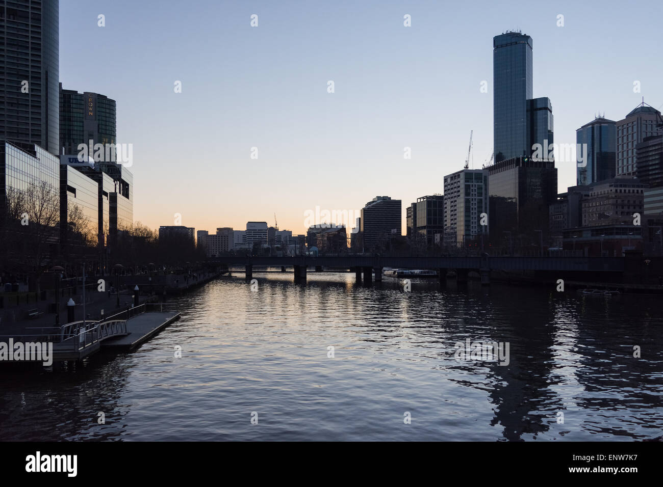 Il Fiume Yarra e Rialto Towers al crepuscolo in Melbourne, Australia Foto Stock