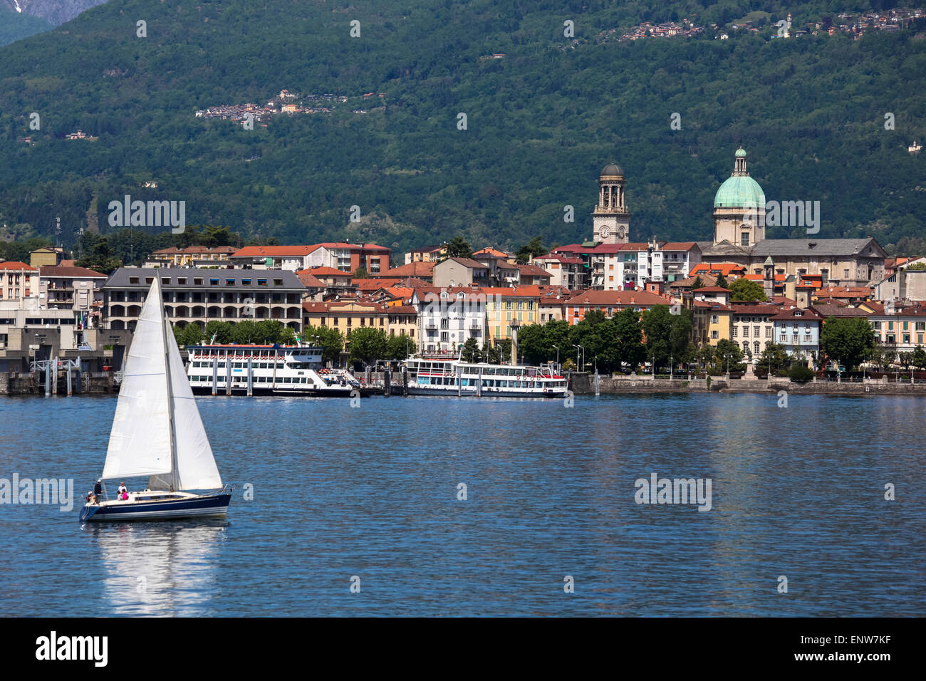 Una barca a vela e Verbania Intra Foto Stock