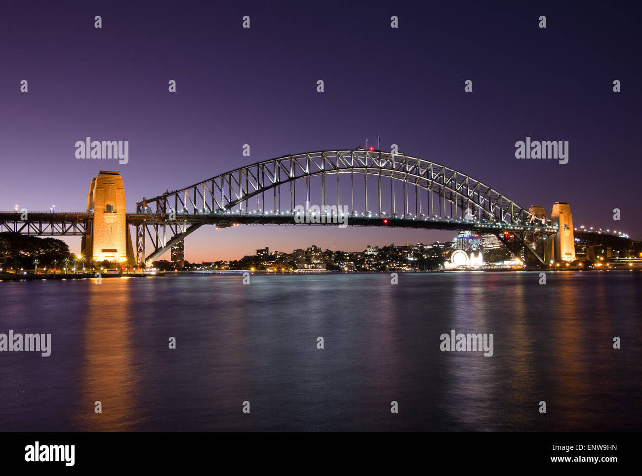 Il Ponte del Porto di Sydney nel porto di Sydney, Sydney, Nuovo Galles del Sud, Australia al tramonto Foto Stock