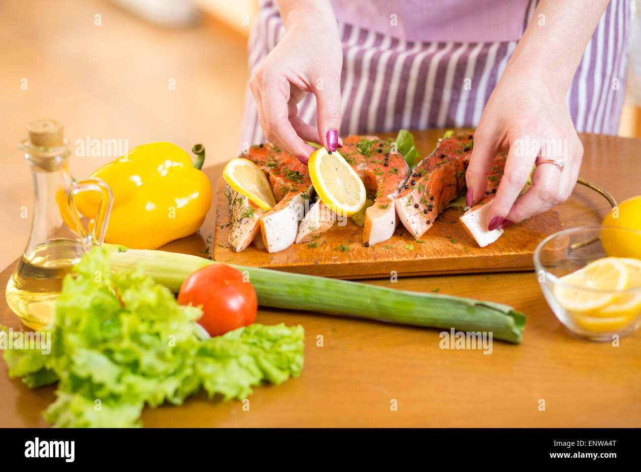 Chiudere la cottura di un pesce in cucina domestica Foto Stock