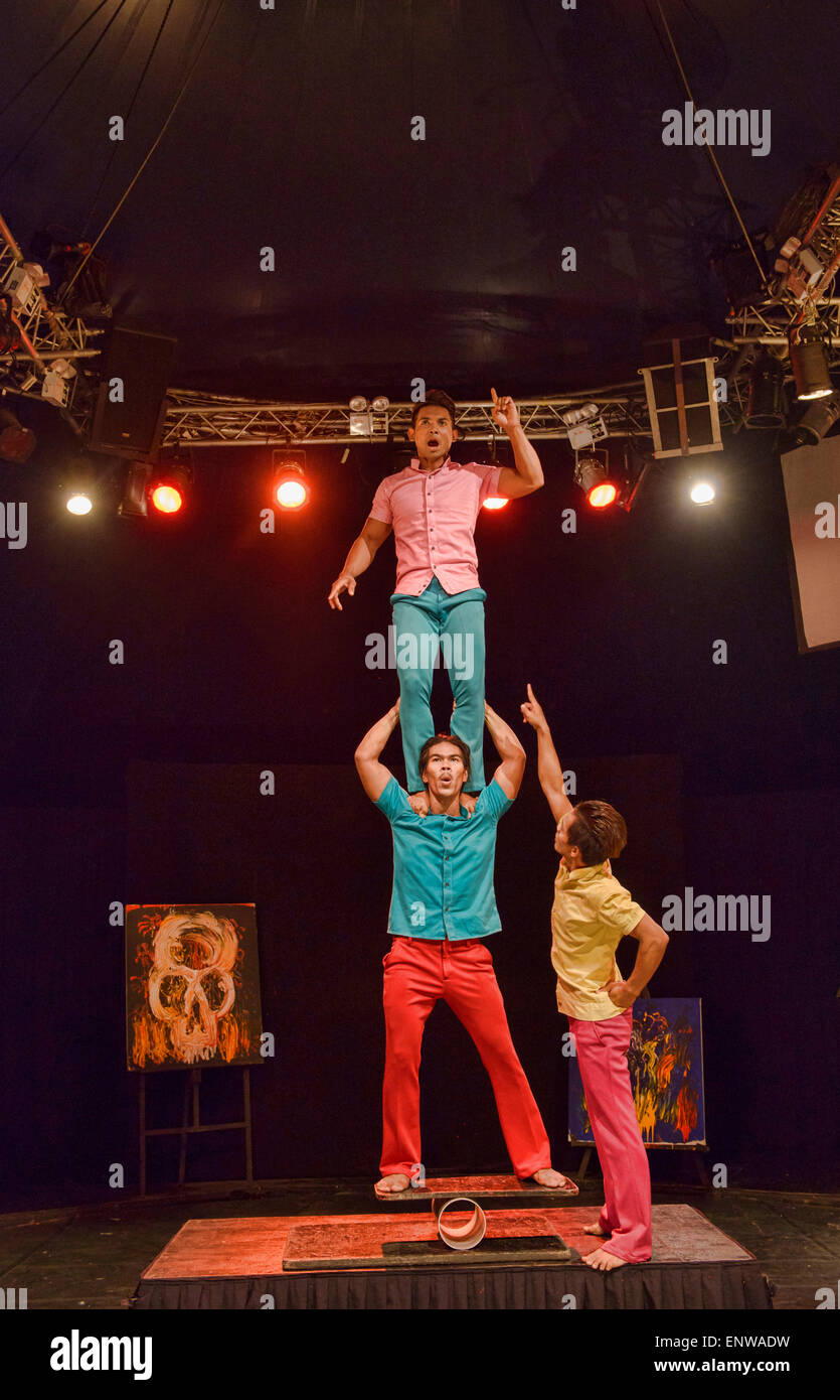 Prestazioni acrobatiche da Phare Circus cambogiano, Siem Reap, Cambogia Foto Stock