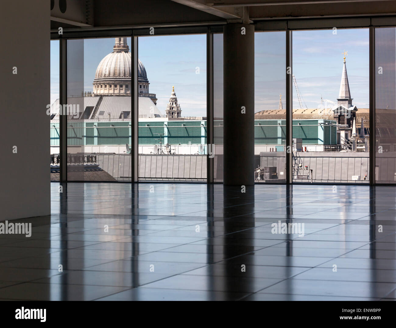 Vista verso la cattedrale di St Paul e dal sesto piano. 8-10 Moorgate, Londra, Regno Unito. Architetto: alleati e Morrison, 2014. Foto Stock