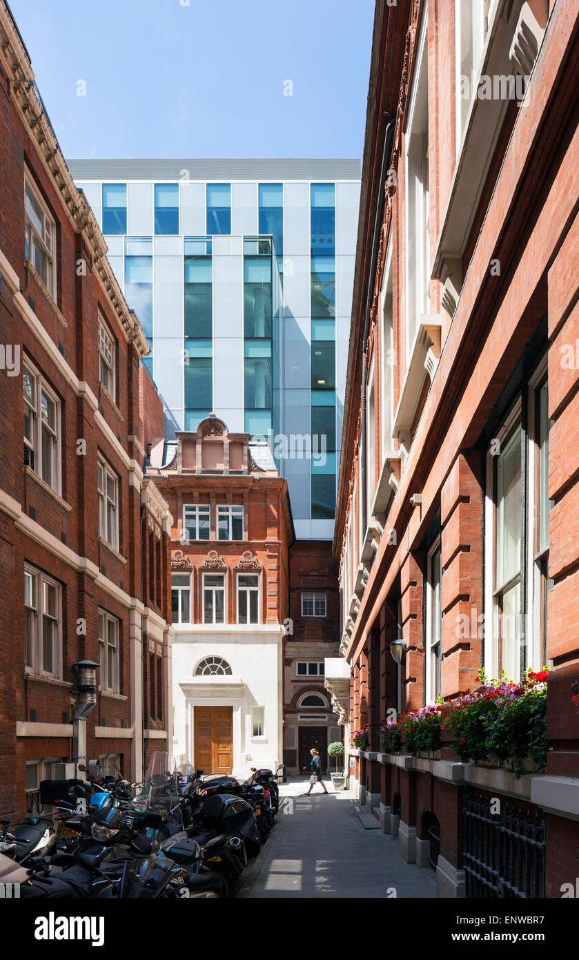 Vista lungo Tokenhouse Yard. 8-10 Moorgate, Londra, Regno Unito. Architetto: alleati e Morrison, 2014. Foto Stock