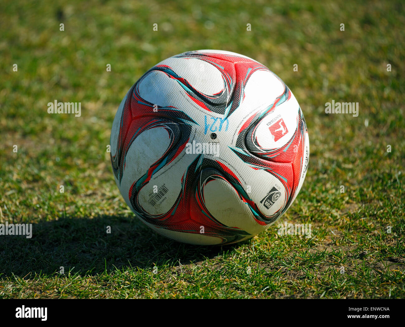Sport, calcio, simbologia, sfera giace sul fondo erboso Foto Stock