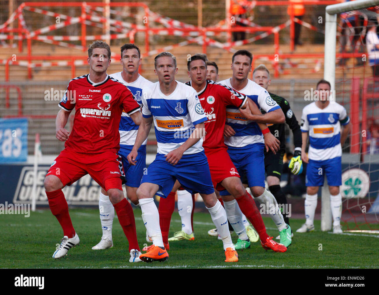 Sport, calcio, Basso Reno Cup, 2014/2015, semifinale, Rot Weiss Oberhausen versus MSV Duisburg 2:0, Stadio Niederrhein a Oberhausen, scena del match, f.l.t.r. Felix Haas (RWO), Kevin Scheidhauer (MSV), Dennis Grote (MSV), David Jansen (RWO), Christopher Schorch (MSV), il custode Marcel Lenz (MSV), team leader Pierre de Wit (MSV) Foto Stock