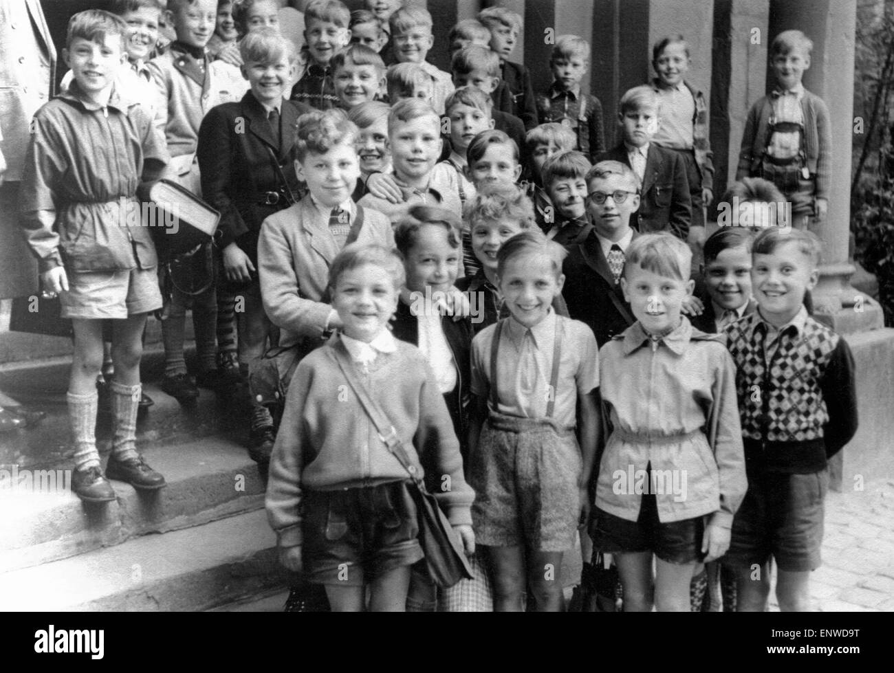 Negli anni cinquanta la classe della scuola, scuola di viaggio, una gita di classe, foto di gruppo e gli studenti, ragazzi, 9 per dieci anni, Werner Foto Stock