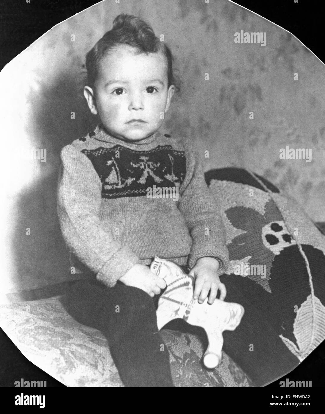 Degli anni quaranta, infantile, boy, da 2 a 3 anni, cresta di gallo, pullover a maglia, giocattolo, cavallo di legno, Werner Foto Stock