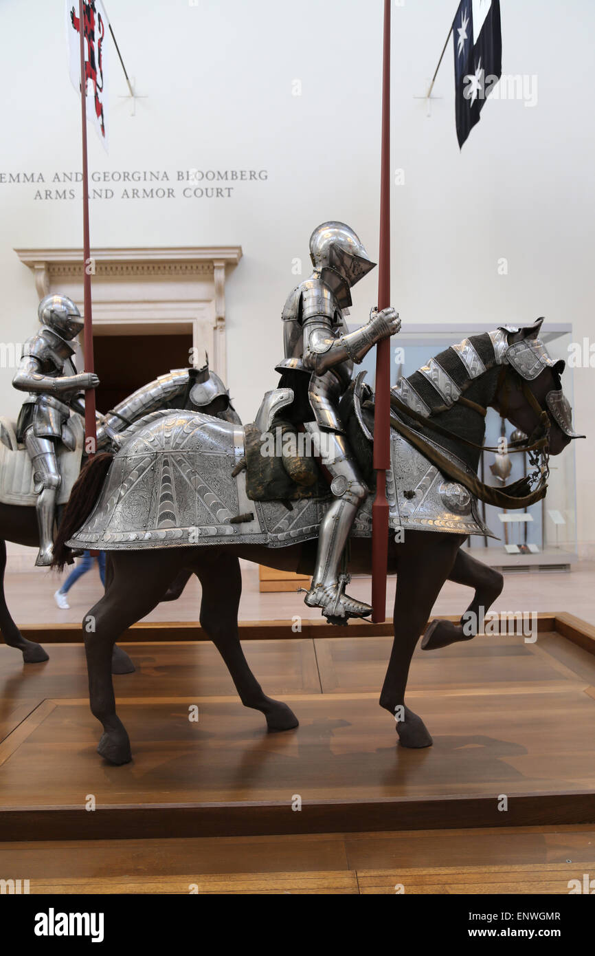 Armor per l'uomo (1575) e Cavallo (1650). Acciaio, incisa e in parte dorato; cuoio, lega di cooper, tessile. Dall'Italia. Foto Stock
