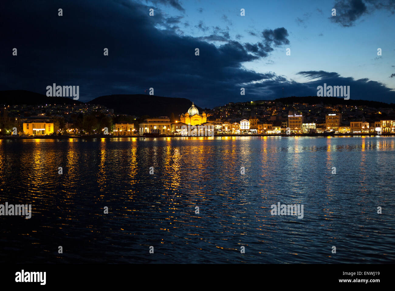 Il porto di Mitilene durante il tramonto. Si distingue la chiesa di Saint terapeuta. Lesbo Island, Grecia. Foto Stock