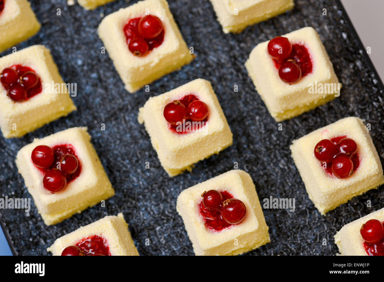 Torte di bianco con mirtilli rossi Foto Stock