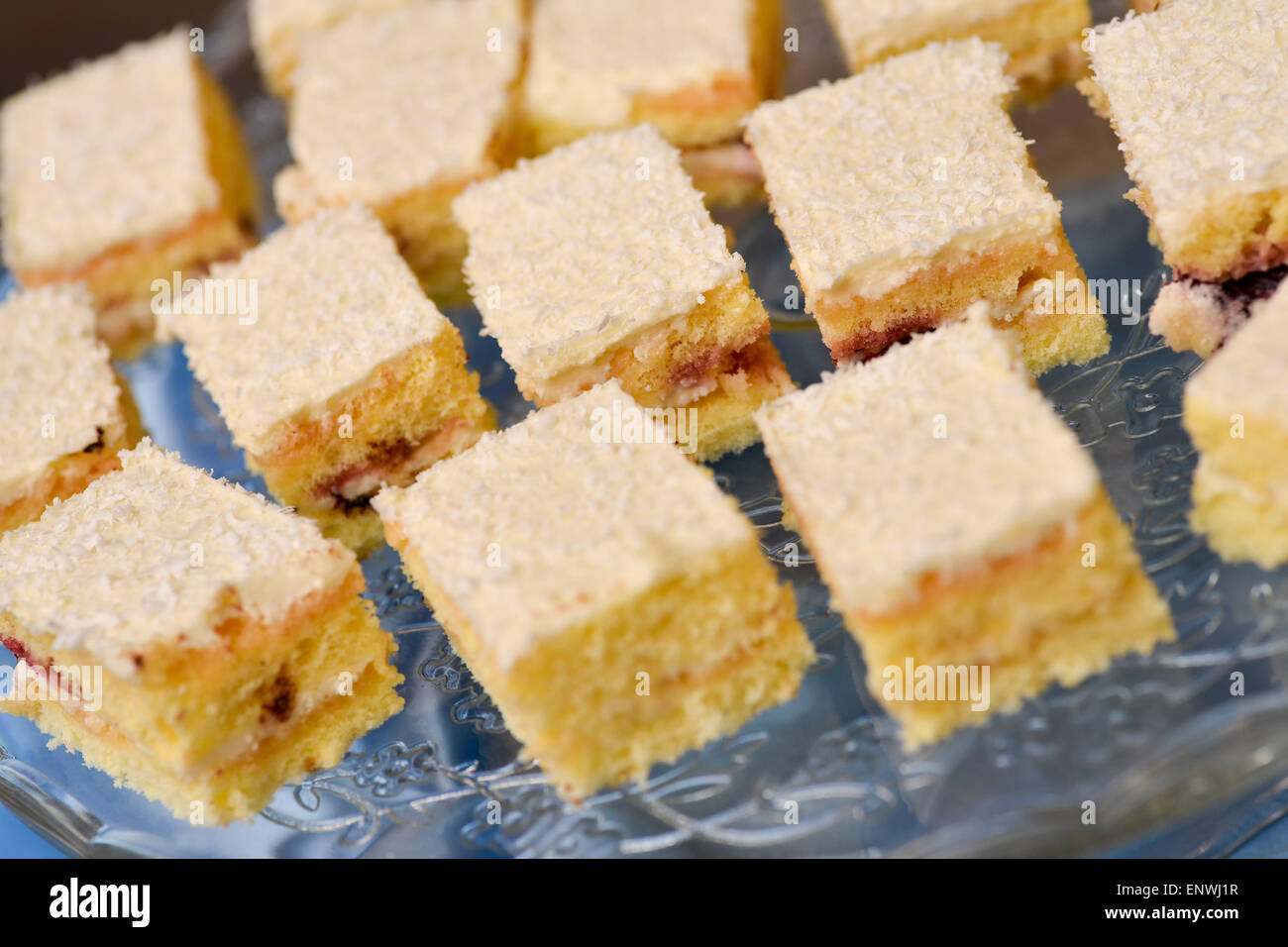 Piastra con deliziose torte di bianco con noce di cocco Foto Stock