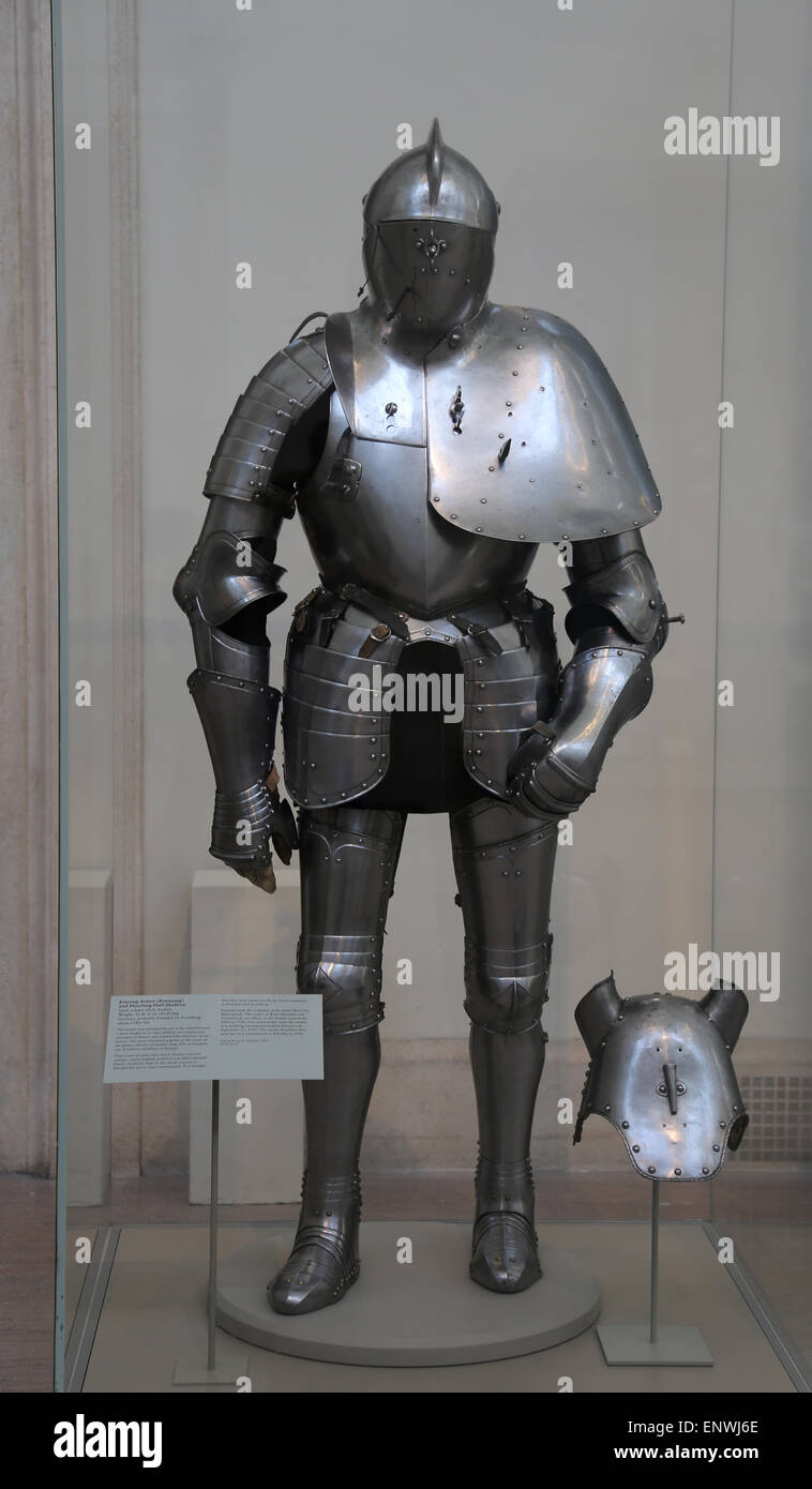Giostre Armor e Matching Half-Shaffron. Acciaio, lega di rame, pelle peso. Dal tedesco. 1580-90. Foto Stock