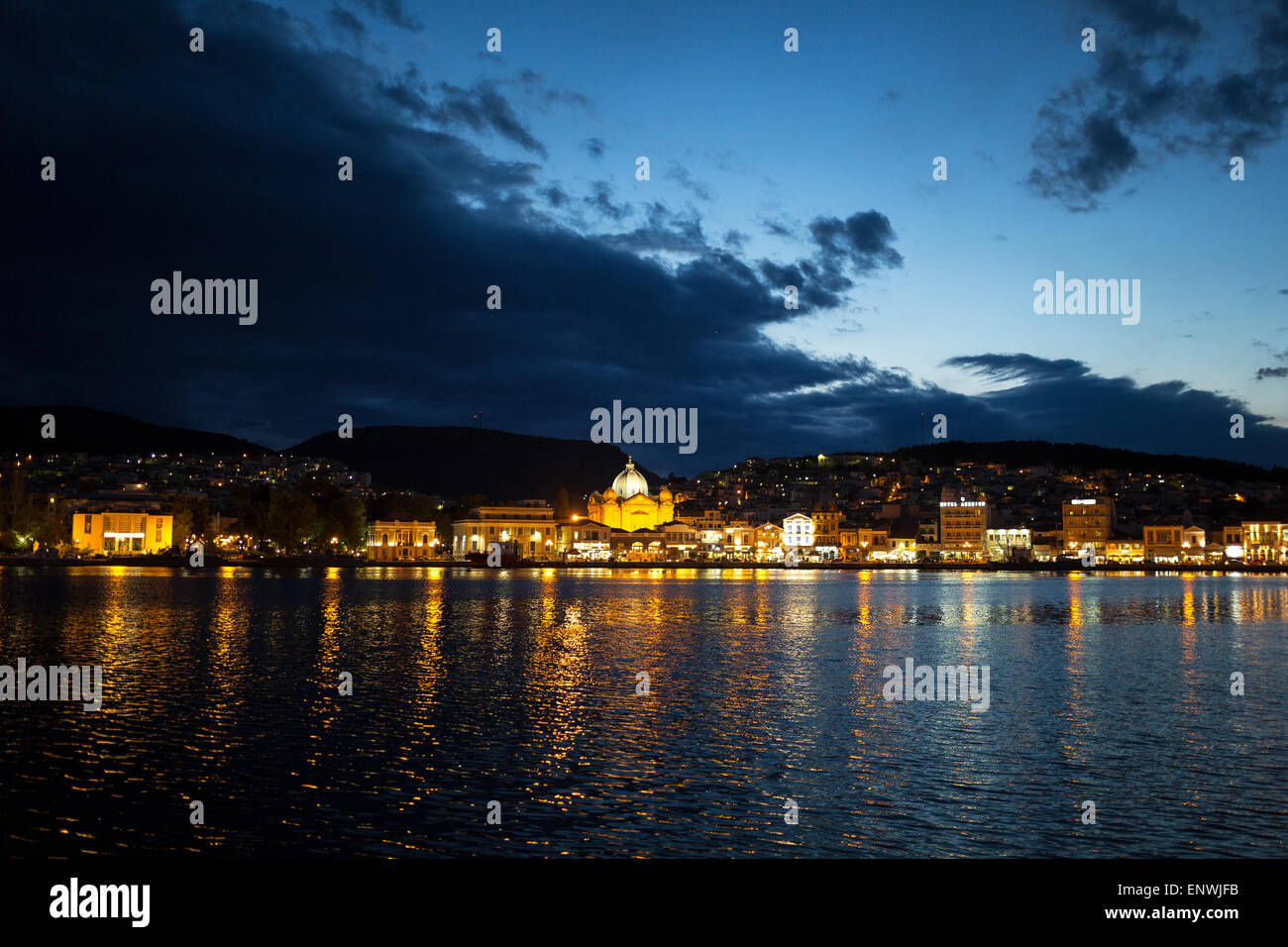 Il porto di Mitilene durante il tramonto. Si distingue la chiesa di Saint terapeuta. Lesbo Island, Grecia. Foto Stock