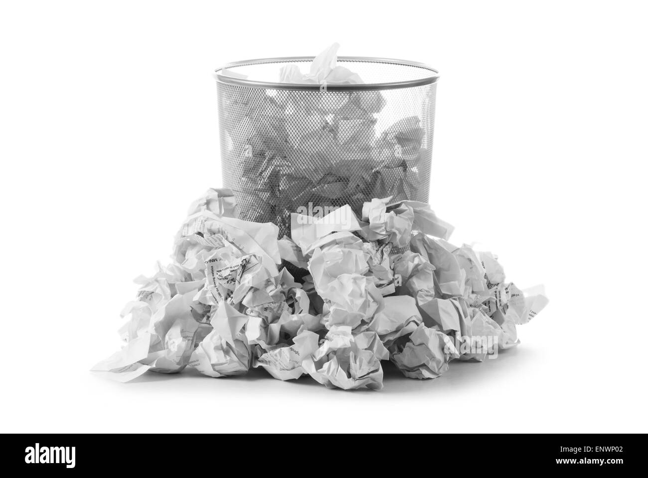 Spazzatura con spreco di carta isolato su bianco Foto Stock