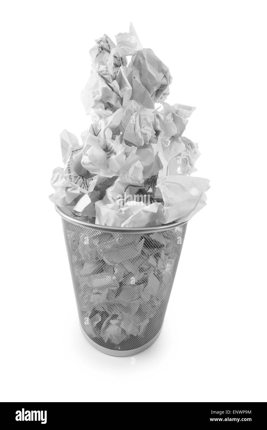 Spazzatura con spreco di carta isolato su bianco Foto Stock