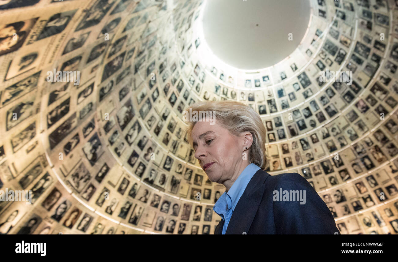 Gerusalemme, Israele. Il 12 maggio 2015. Il Ministro della Difesa tedesco, Ursula von der Leyen passeggiate attraverso la 'Hall di nomi' a Yad Vashem sito in Gerusalemme, Israele, 12 maggio 2015. Von der Leyen si è recato in visita in Israele in occasione del cinquantesimo anniversario dell'inizio delle relazioni diplomatiche tra Israele e la Germania. Foto: MICHAEL KAPPELER/dpa/Alamy Live News Foto Stock