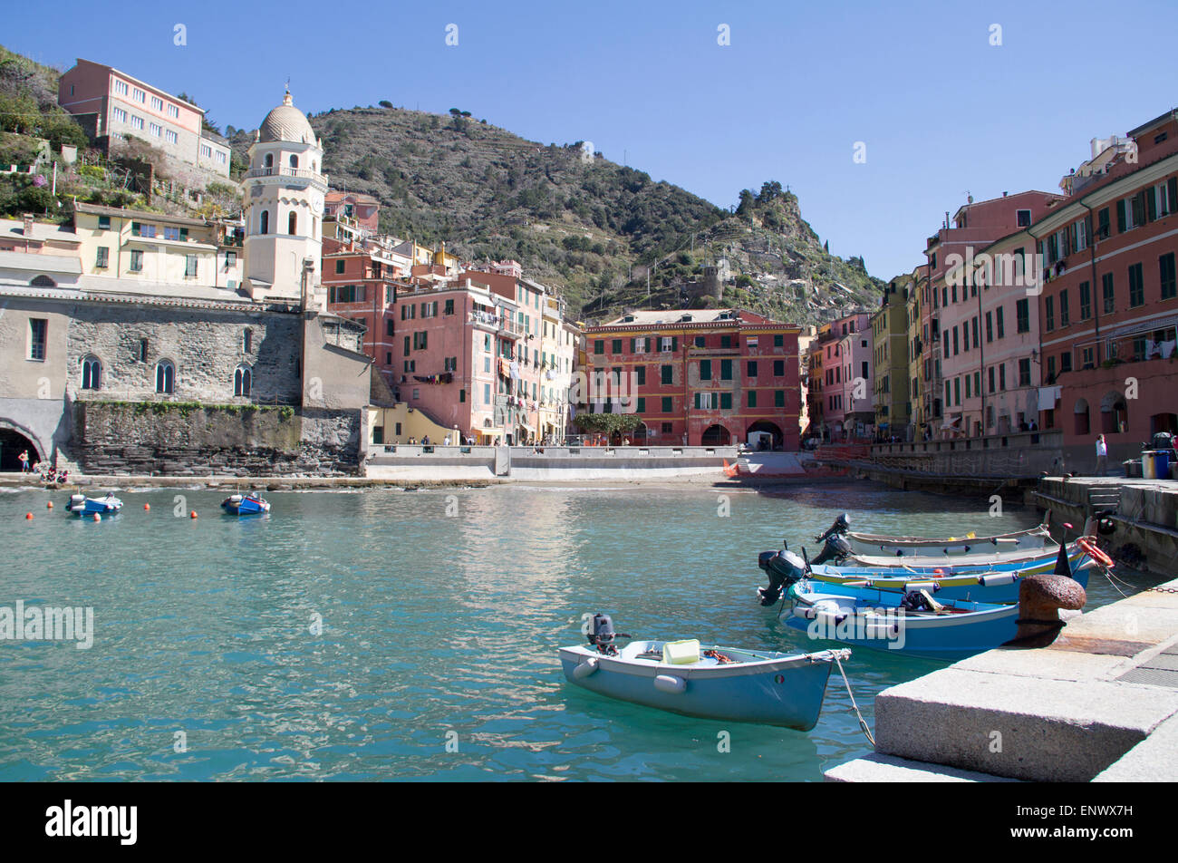 Cinque Terre, Italia - Vernazza colorato villaggio di pescatori dal mare Mediterraneo. Foto Stock