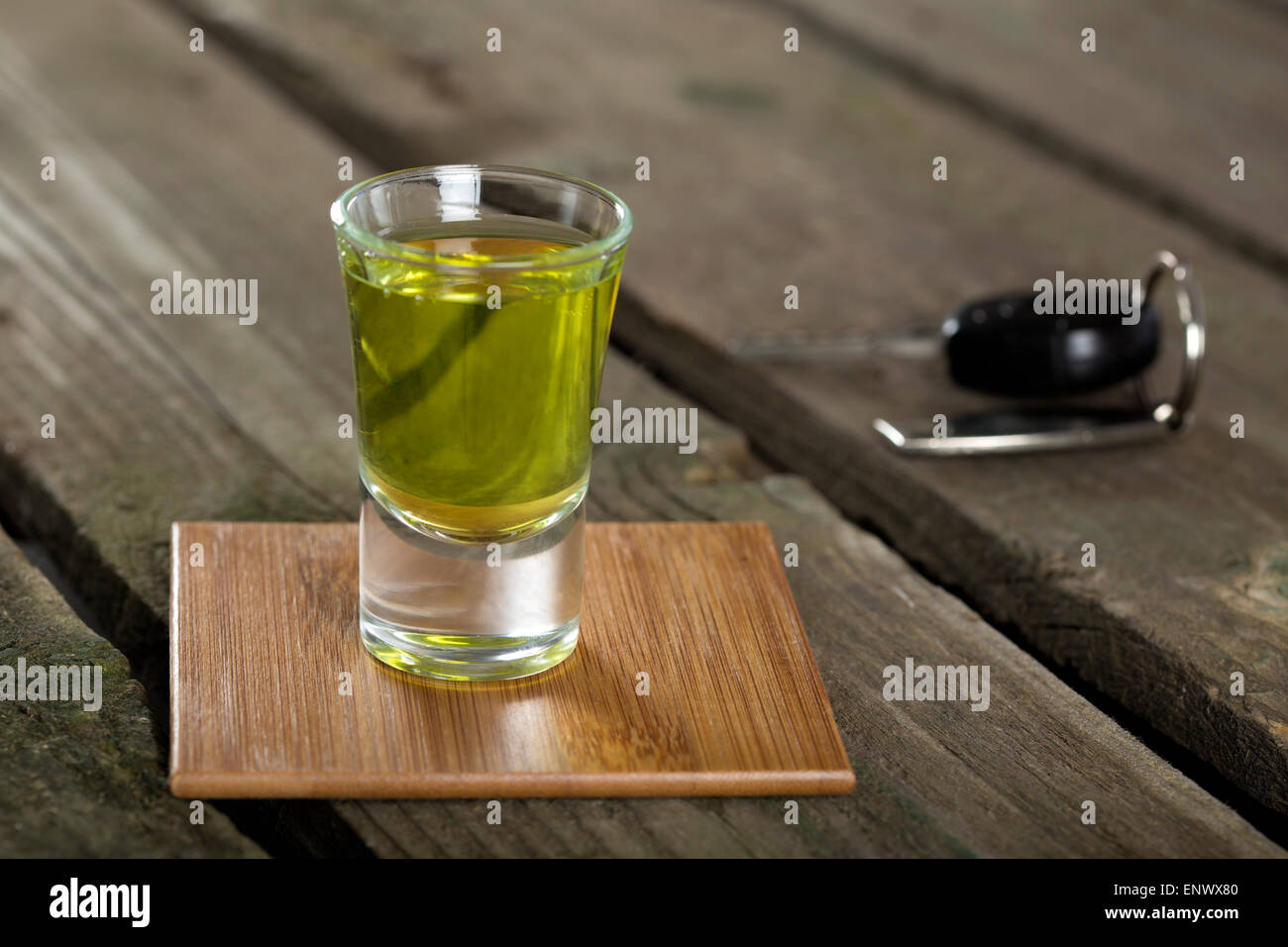 Chiavi auto con uno shot bicchieri su uno sfondo di legno - Bere il concetto di unità Foto Stock