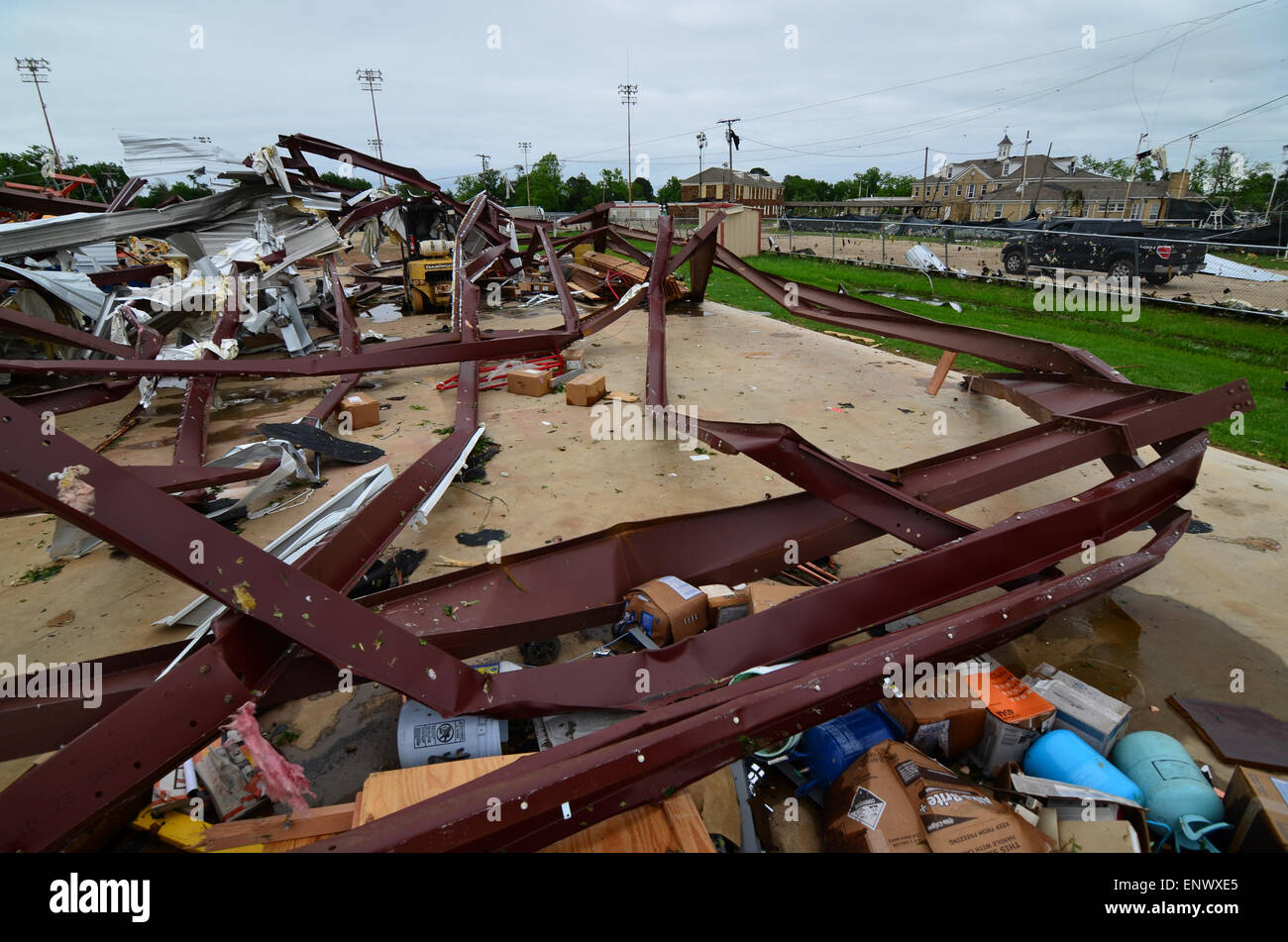 Houston. 11 Maggio, 2015. Foto scattata il 11 Maggio 2015 mostra strutture danneggiate in Van, Texas, Stati Uniti. Gli equipaggi di emergenza il lunedì sono state valutare i danni causati da una serie di tornado che ha colpito la U. S. Stati del Texas e Arkansas Domenica sera, che hanno provocato la morte di almeno quattro persone e il ferimento di punteggi maggiori. La città di Van nella Northeast Texas è stato il più colpito. Credito: Xu Xun/Xinhua/Alamy Live News Foto Stock