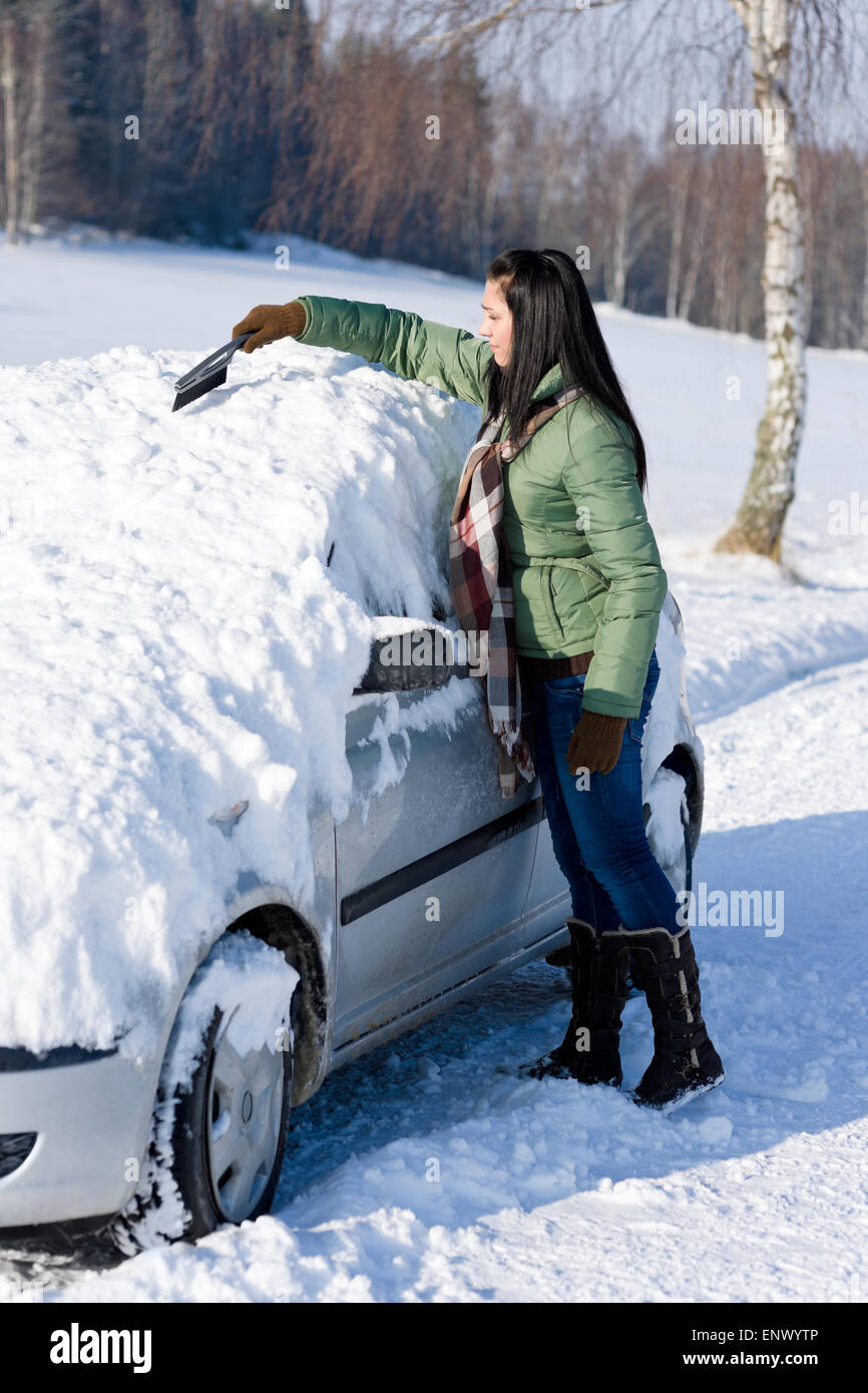 Inverno - in auto - donna rimuovere la neve dal parabrezza Foto Stock