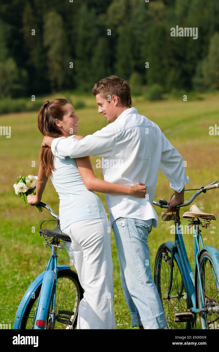 Romantico coppia giovane con la vecchia moto in primavera la natura Foto Stock