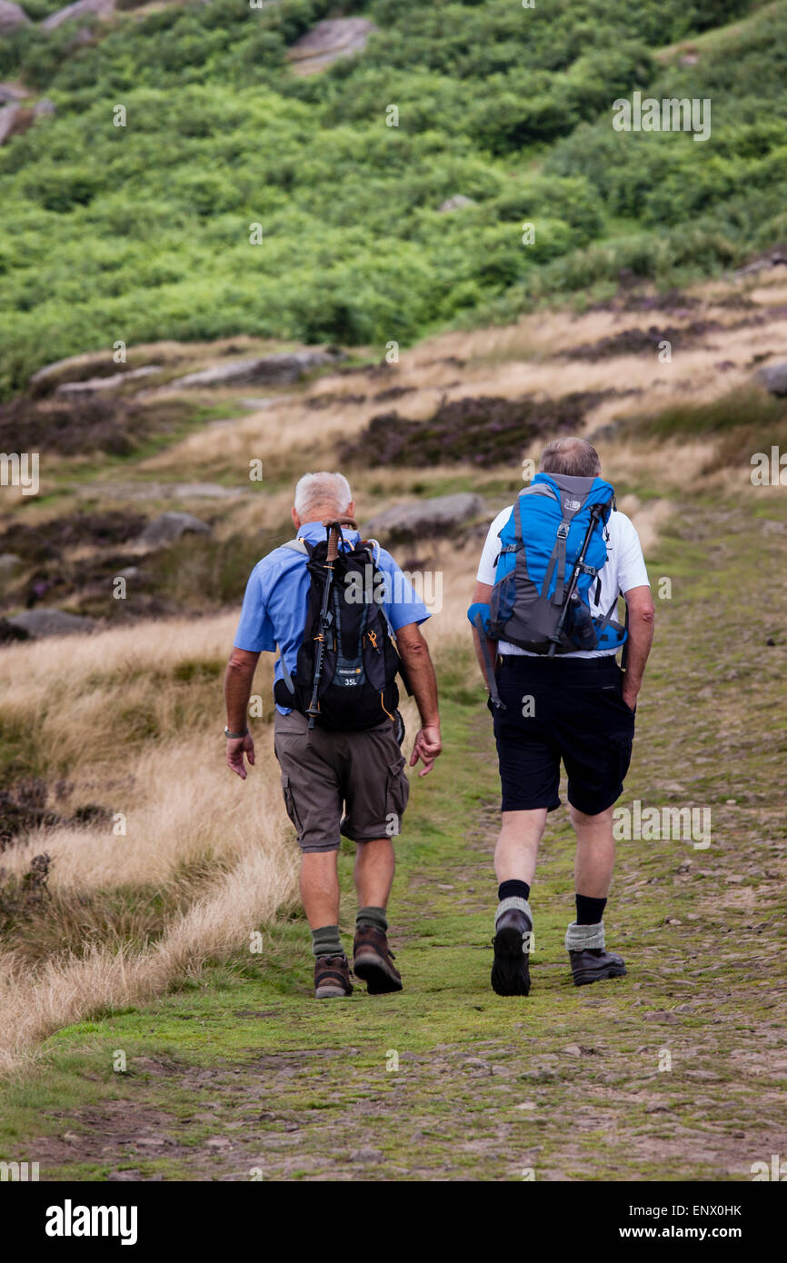 Due anziani camminatori con zaini in Peak District Foto Stock