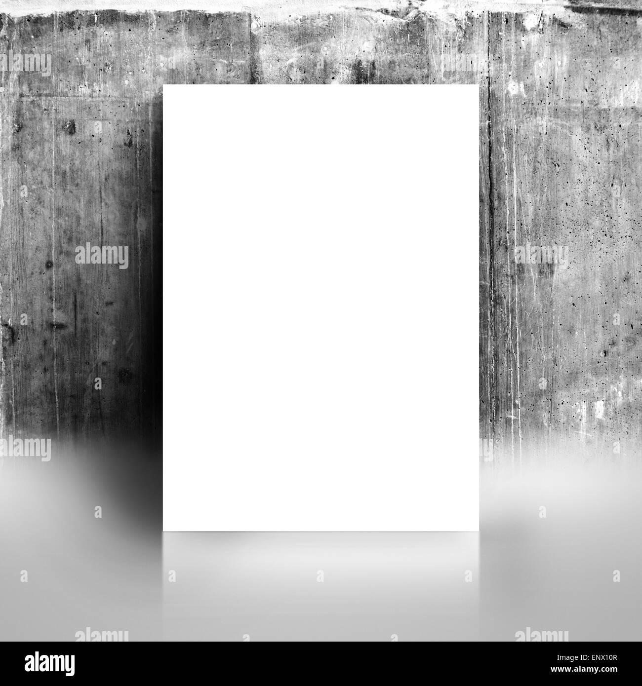 Vuoto bianco Poster della carta appoggiata su grunge Studio grigio della parete della camera come copia di spazi per la progettazione e il modello Mock up per aggiungere il tuo T Foto Stock