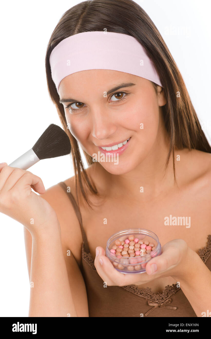Il make-up per la cura della pelle donna - applicare la polvere di perla Foto Stock