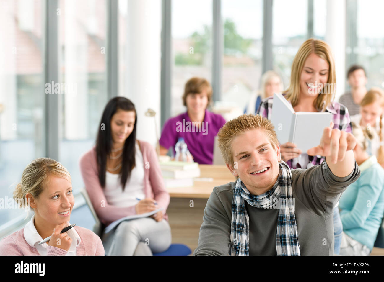 Classe a high school - gli studenti in aula Foto Stock