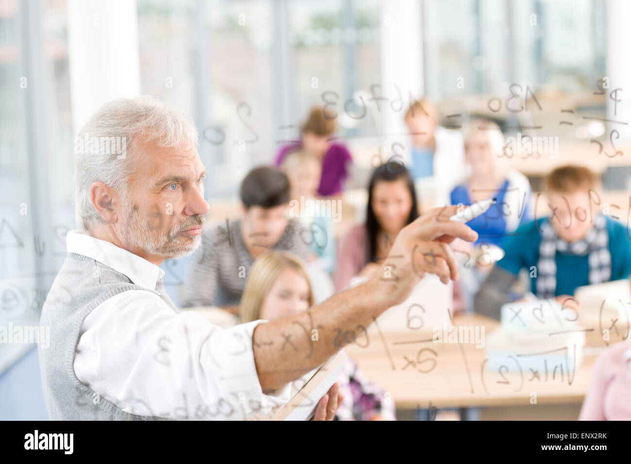 Le lezioni di matematica presso una scuola superiore - gli studenti con il professor Foto Stock