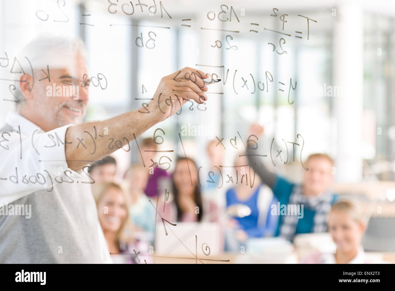 Le lezioni di matematica presso una scuola superiore - gli studenti con il professor Foto Stock