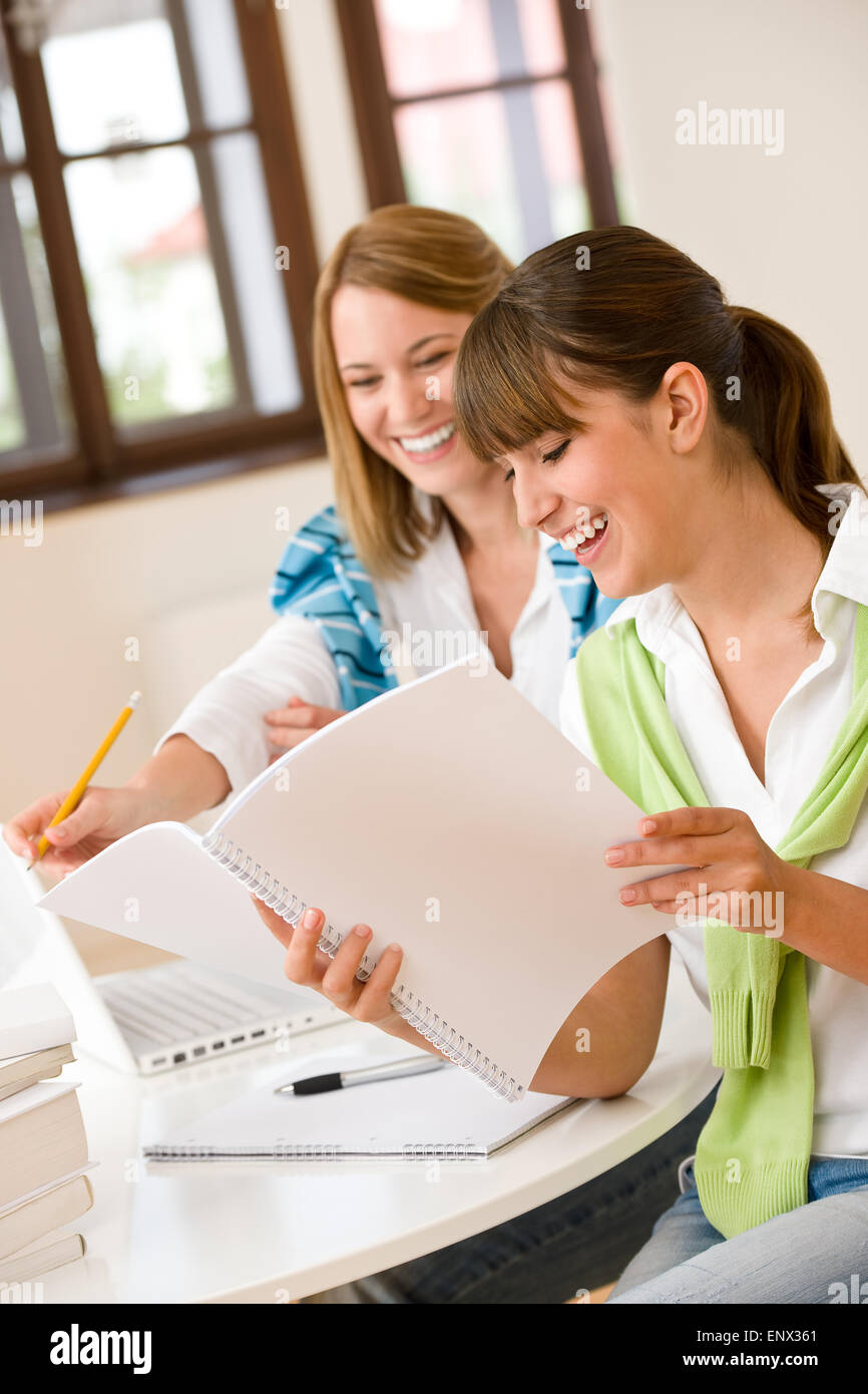 Studente a casa - due donna felice con il computer portatile Foto Stock