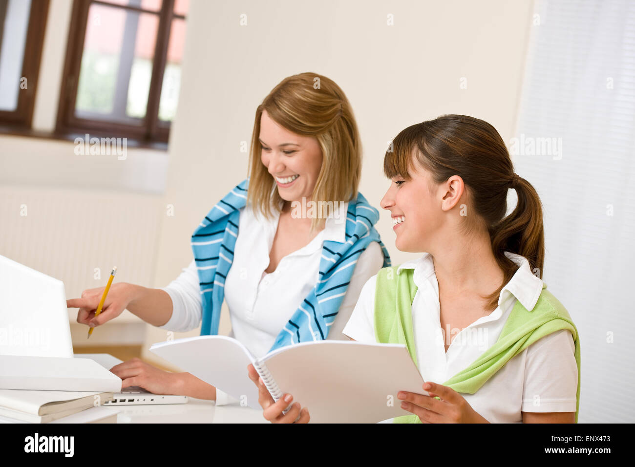 Studente a casa - due donna felice con il computer portatile Foto Stock