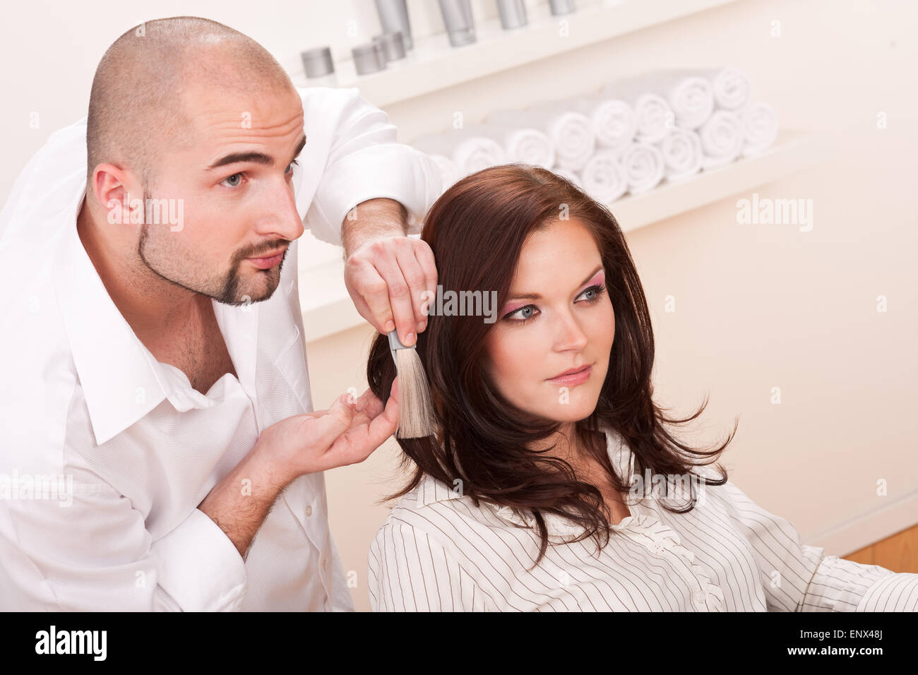 Parrucchiere professionale scegliere tinture per capelli di colore a salon Foto Stock