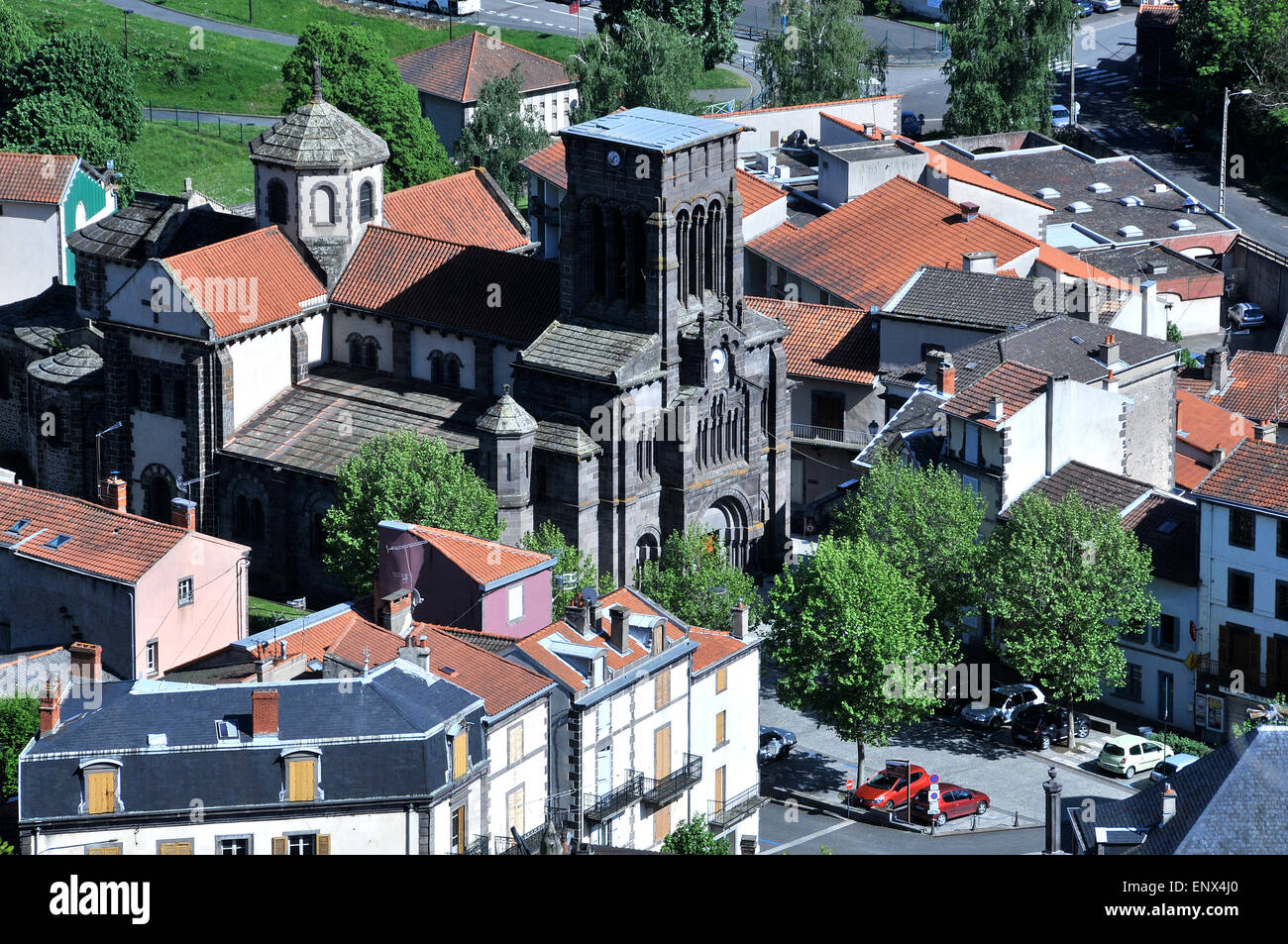 Vista aerea sulla città di Volvic e Notre Dame de LÕArc chiesa, Volvic, Puy-de-Dome Massif-Central Auvergne Francia Foto Stock