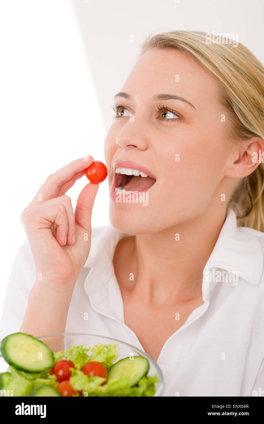 Uno stile di vita sano - donna con insalata di verdure bite pomodoro ciliegino Foto Stock