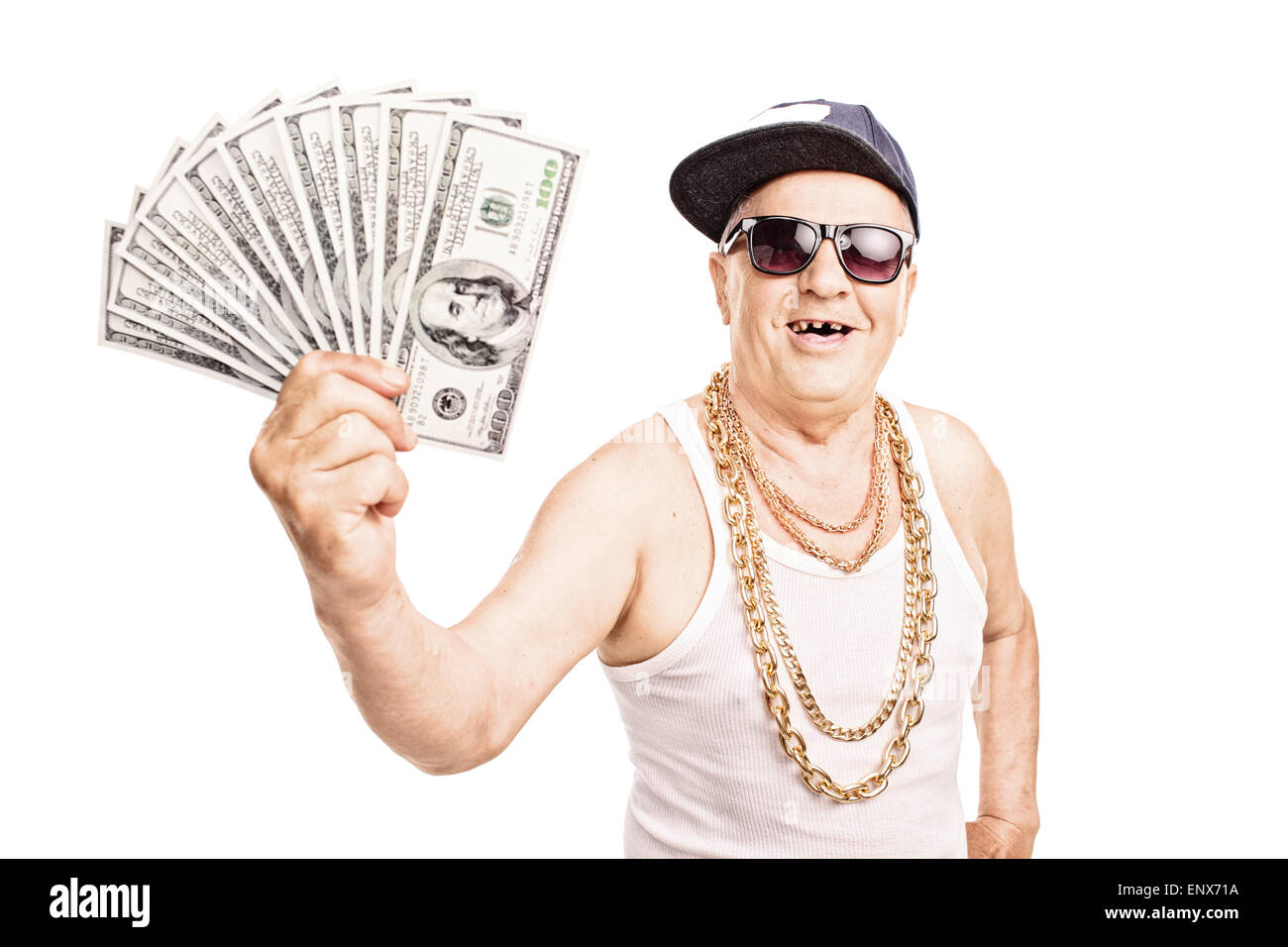 Impotente vecchio in hip-hop outfit tenendo un mucchio di denaro isolato su sfondo bianco Foto Stock