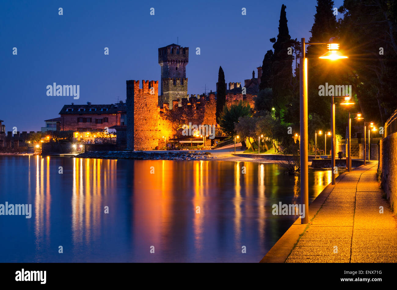 Il lago di Garda, cittadina di Sirmione (Lombardia, Italia) al blue ora Foto Stock