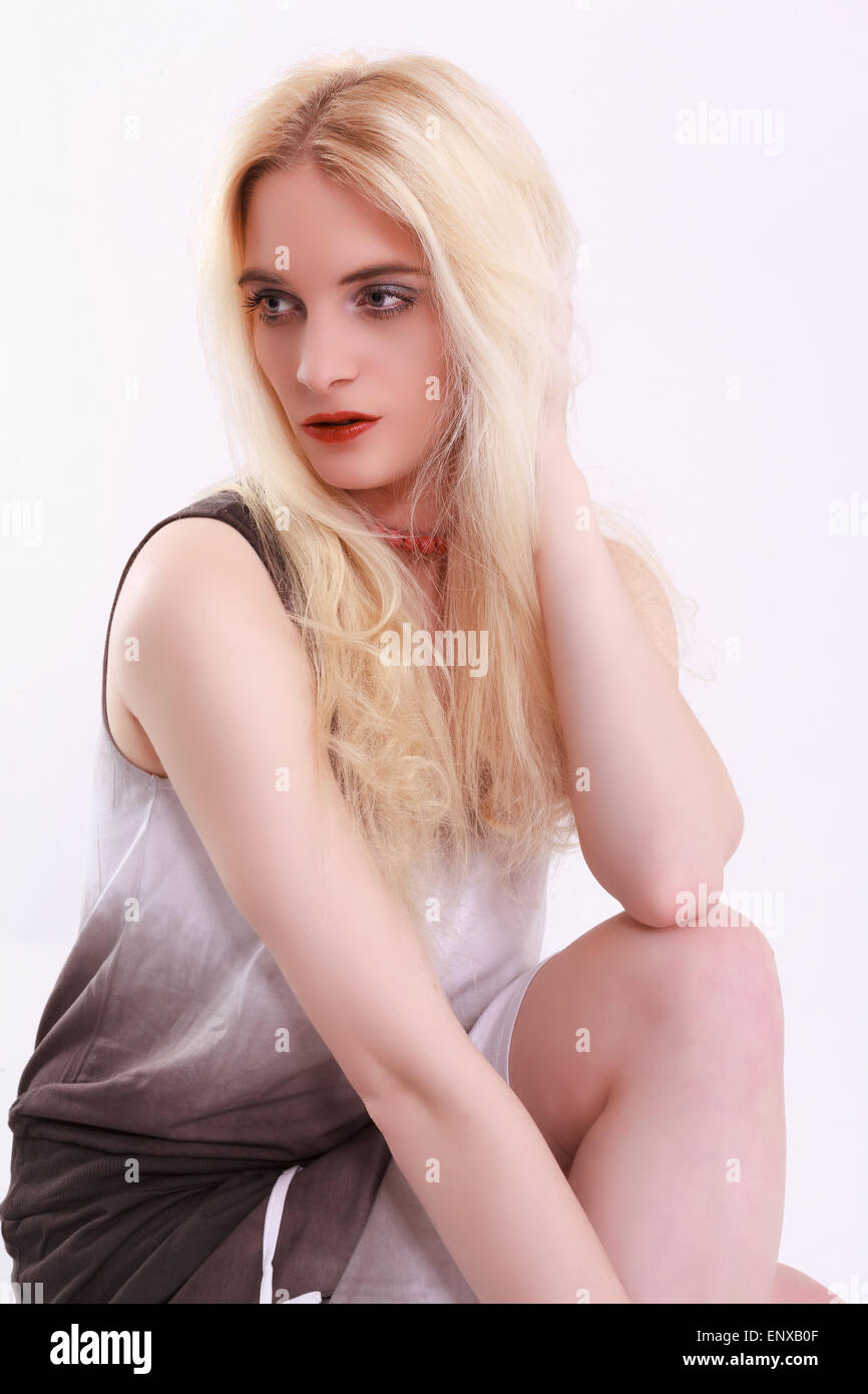 Giovane donna in abiti estivi Foto Stock