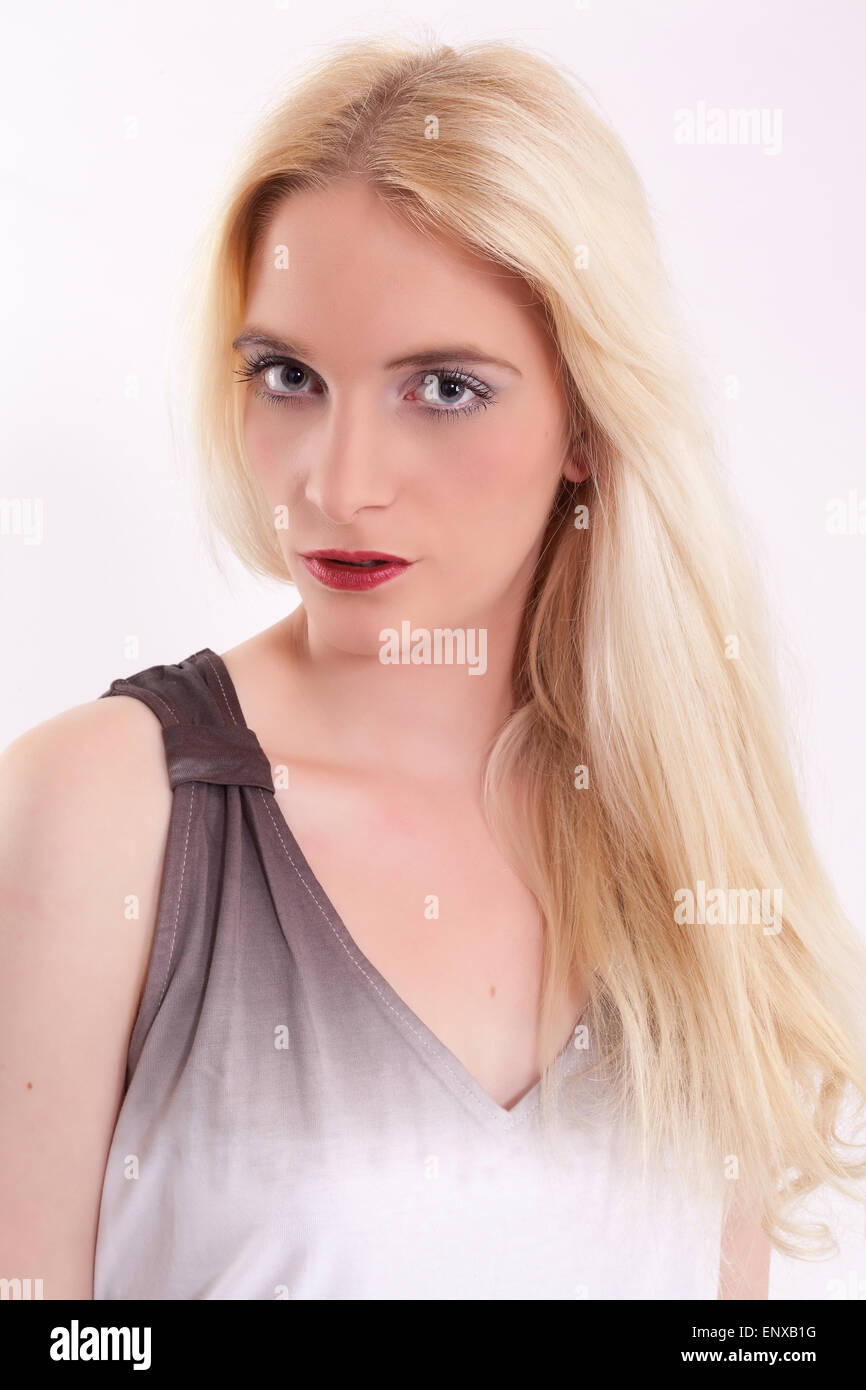 Ritratto di un biondo donna che vede nella fotocamera Foto Stock