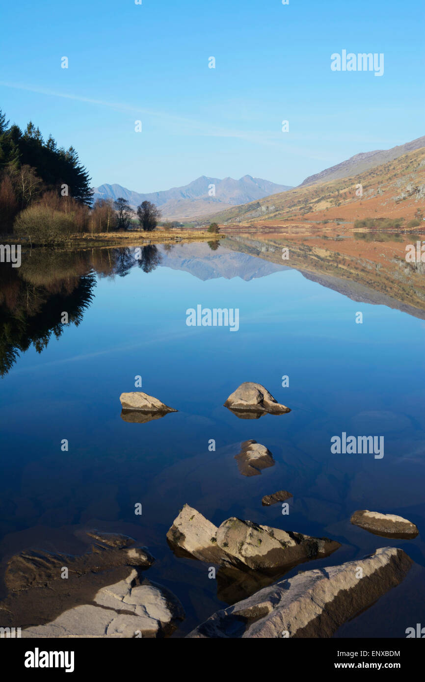 Llynnau Mymbr a Capel Curig nel Parco Nazionale di Snowdonia con Snowdon Horseshoe nella distanza. Foto Stock