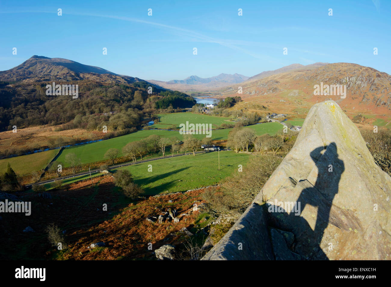 Capel Curig con Moel Siabod, Snowdon Horseshoe e la Glyders. Foto Stock